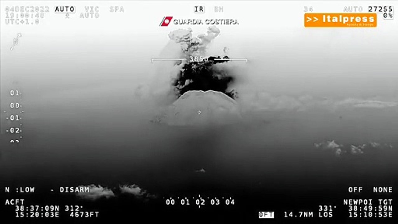 Eruzione dello Stromboli, l'aereo della Guardia costiera sorvola il vulcano - Video