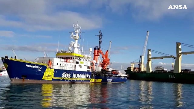 Migranti, Humanity 1 arrivata nel porto di Bari