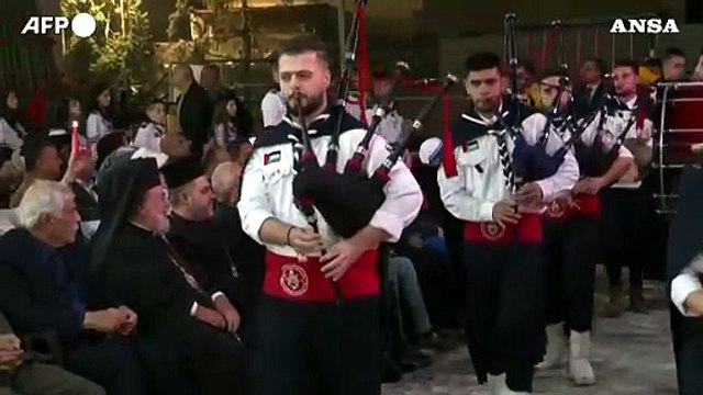 Natale, a Gaza i palestinesi festeggiano l'accensione dell'albero