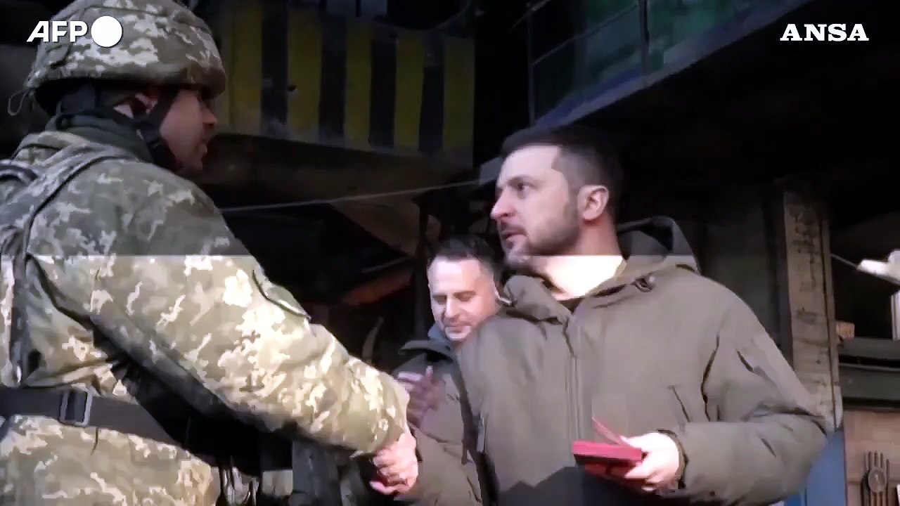 Zelensky al fronte a Bakhmut, raid ucraino in Russia