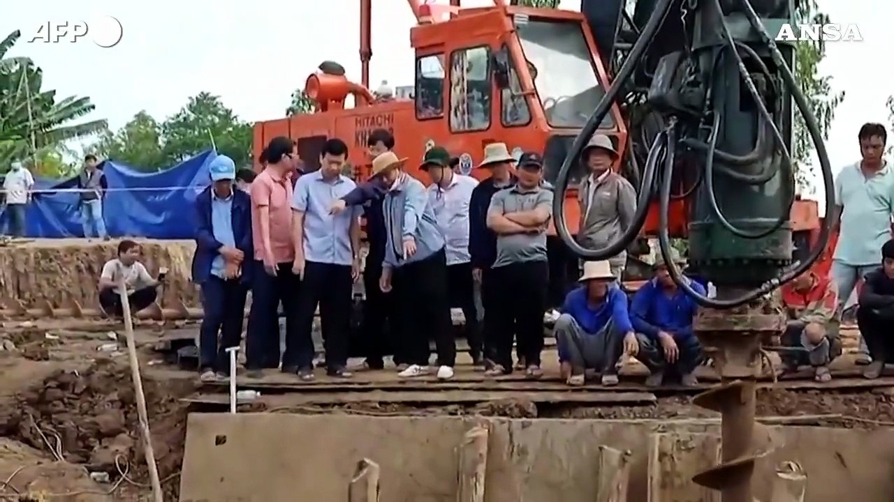 Vietnam, soccorritori al lavoro per recuperare un bambino caduto in una fossa