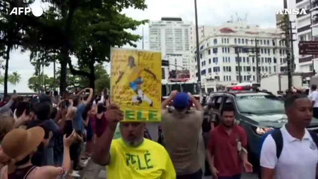 Pele', il corteo funebre per le strade di Santos: in strada decine di migliaia di tifosi