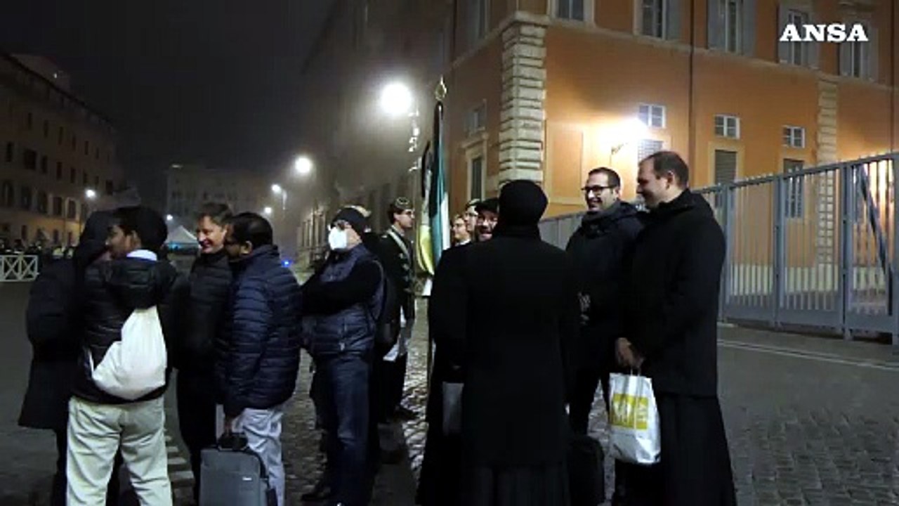 Dall'alba al freddo,migliaia i fedeli in fila per l'ultimo saluto a Ratzinger