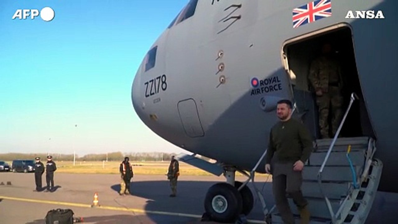Zelensky in Uk, atterra all'aeroporto di Stansted: accolto dal primo ministro Sunak