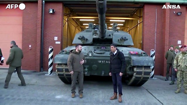 Zelensky e Sunak con le truppe ucraine addestrate dall'esercito britannico