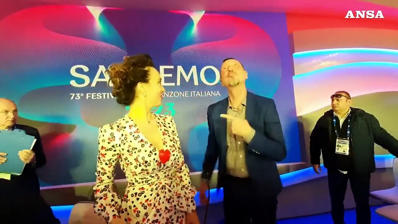 Sanremo, Chiara Francini fa un selfie con Amadeus in sala stampa
