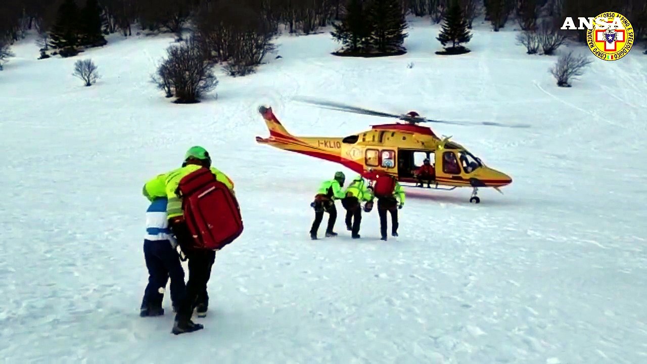 I soccorritori raggiungono il bimbo di 6 anni caduto in fosso, sta bene