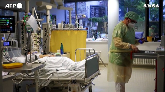 Casi Covid in calo del 13%, salgono morti e ricoveri