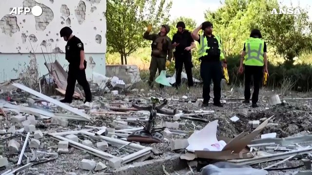 Ucraina, missile su Kharkiv: la polizia ispeziona l'area colpita