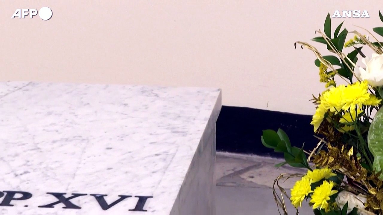Aperte le Grotte vaticane per l'omaggio dei fedeli alla tomba di Ratzinger