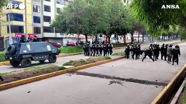 Peru', continuano le proteste antigovernative e gli scontri fra manifestanti e forze dell'ordine