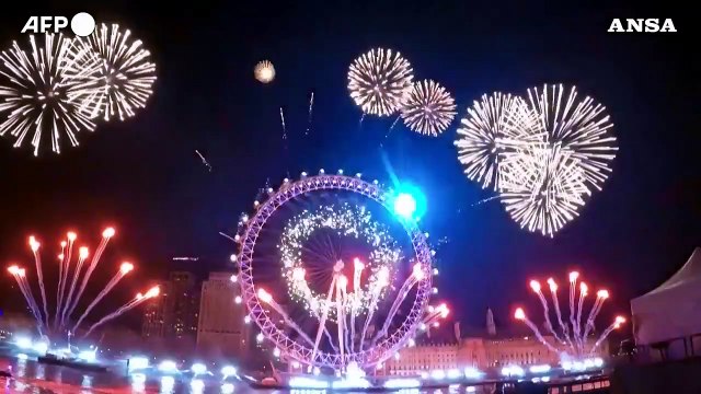 Capodanno a Londra, il ritorno dei fuochi d'artificio sul Tamigi