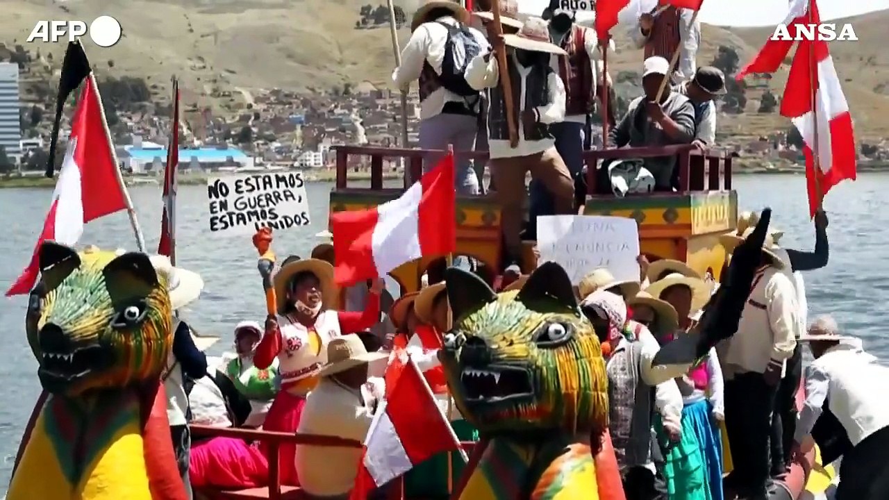 Peru', protesta antigovernativa anche a bordo di barche sulle acque del lago Titicaca