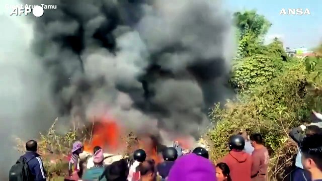 Precipita un aereo in Nepal, le drammatiche immagini poco dopo lo schianto