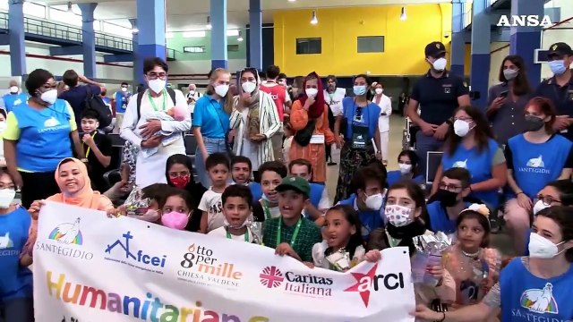 Atterrato a Fiumicino aereo con 217 profughi afghani