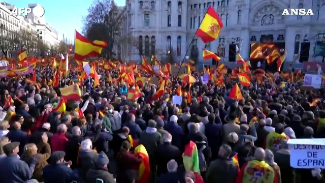 Spagna, proteste contro il governo: migliaia di persone in piazza a Madrid
