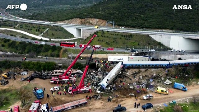 Grecia, scontro tra due treni: le conseguenze dell'incidente ferroviario viste dall'alto