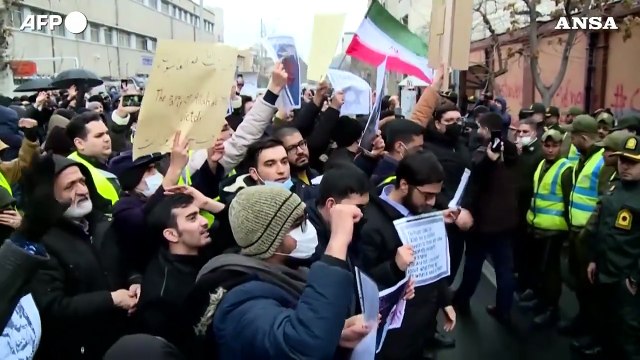 Iran, proteste davanti all'ambasciata francese contro le nuove vignette di Charlie Hebdo