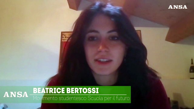 Niente sorrisi e abiti vistosi per evitare stupri : e' polemica