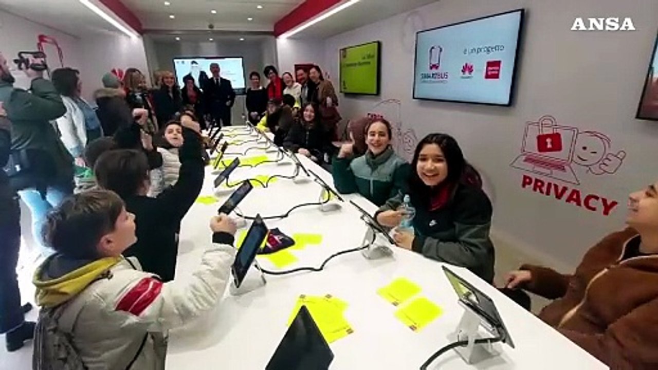 Safer Internet Day, a Torino il progetto SmartBus di Huawei per informare gli studenti