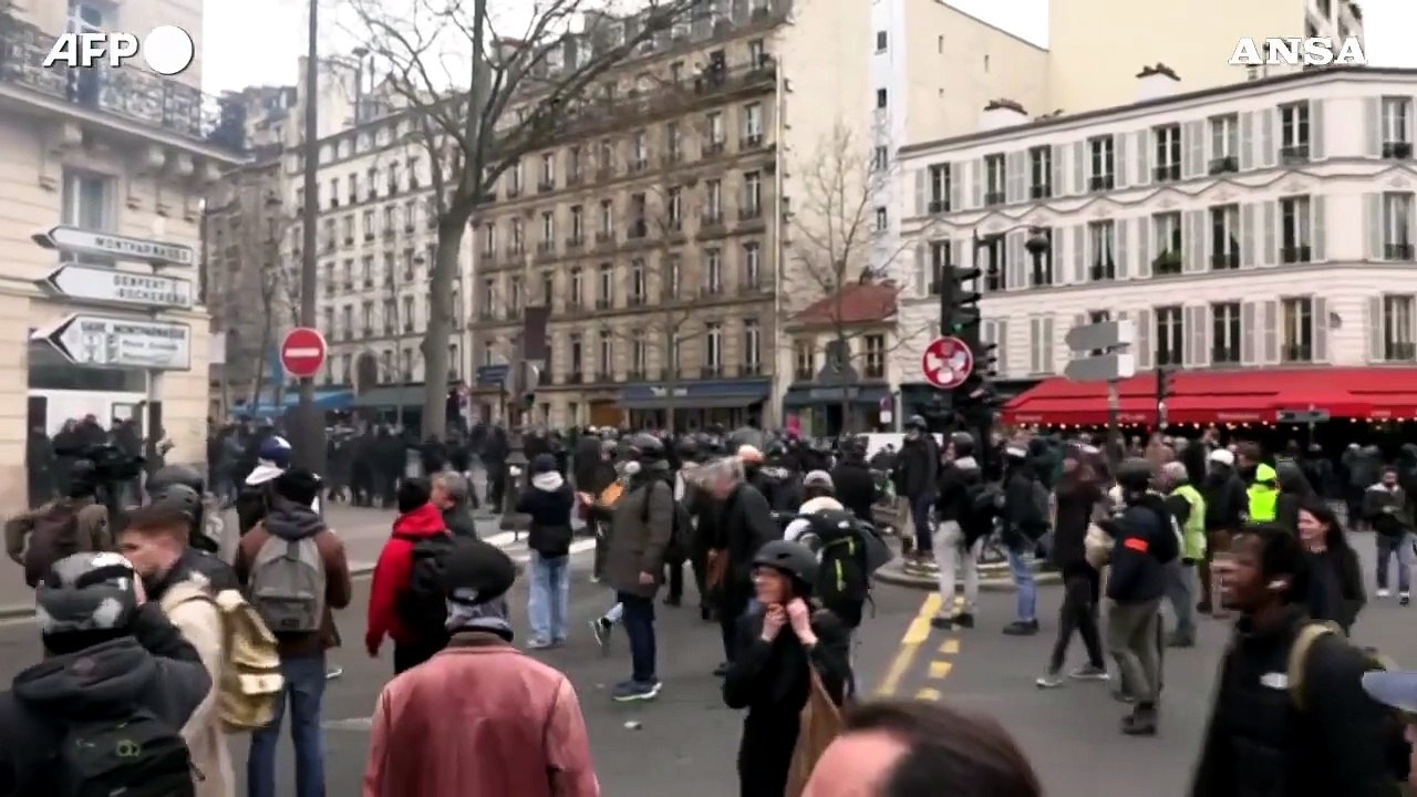 Manifestazione a Parigi contro Riforma pensioni: danni e scontri con la polizia
