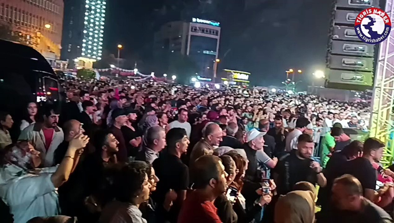 Sanatçı Mikail Aslan, Sur Belediyesinin düzenlediği konserde Diyarbakırlılarla  buluştu.