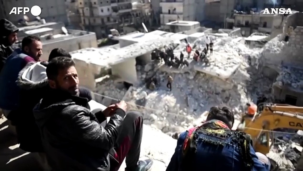 Siria: crolla un edificio ad Aleppo, almeno 16 le vittime