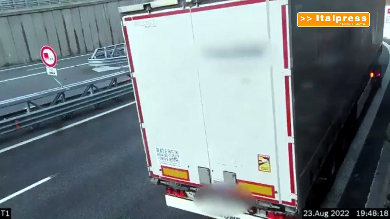 Pericolosa inversione a "U" di un camion  e di un'auto sull'A10 a Genova - Video