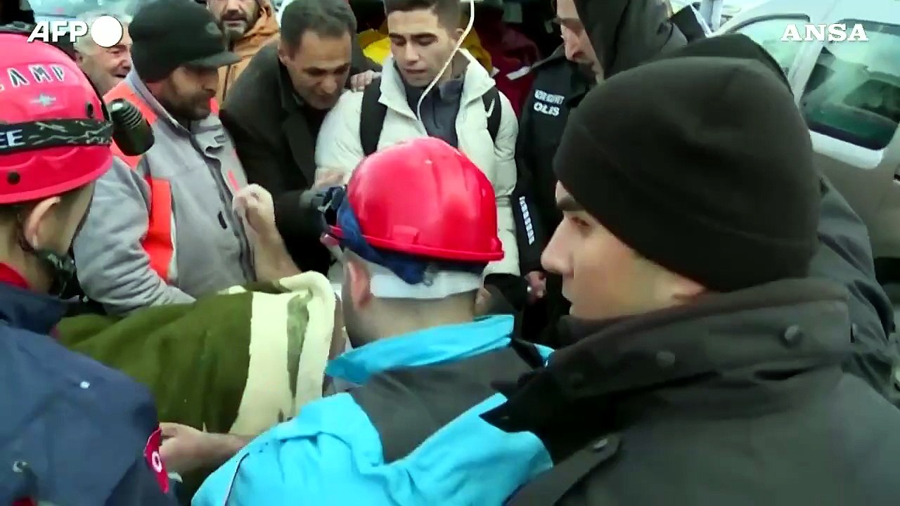 Terremoto in Turchia, la gente aiuta i soccorritori per salvare i propri familiari