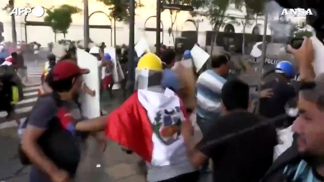 Peru', disordini a Lima: scontri tra manifestanti antigovernativi e polizia