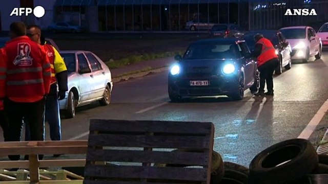 Riforma pensioni in Francia, manifestanti in protesta bloccano una strada ad Amiens