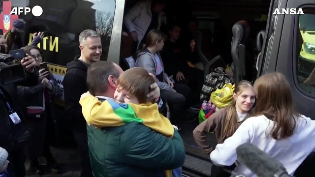 Ucraina, 17 bambini riabbracciano i loro genitori a Kiev