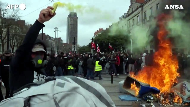 Riforma pensioni in Francia, scontri fra manifestanti e polizia a Nantes