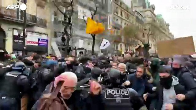 Francia in piazza contro Macron, alta tensione a Parigi