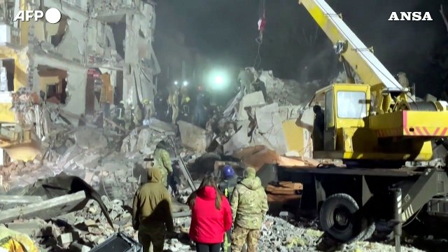 Ucraina: missili su Kramatorsk, i soccorritori scavano tra le macerie