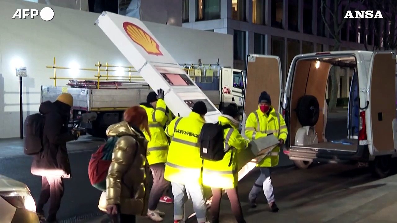 Ambiente, Greenpeace organizza una protesta dav...