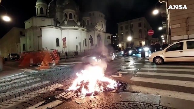 Cospito, corteo anarchici a Torino: atti vandalici, disordini e vetrate rotte