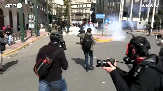 Disastro treni in Grecia, violenti scontri ad Atene tra polizia e manifestanti