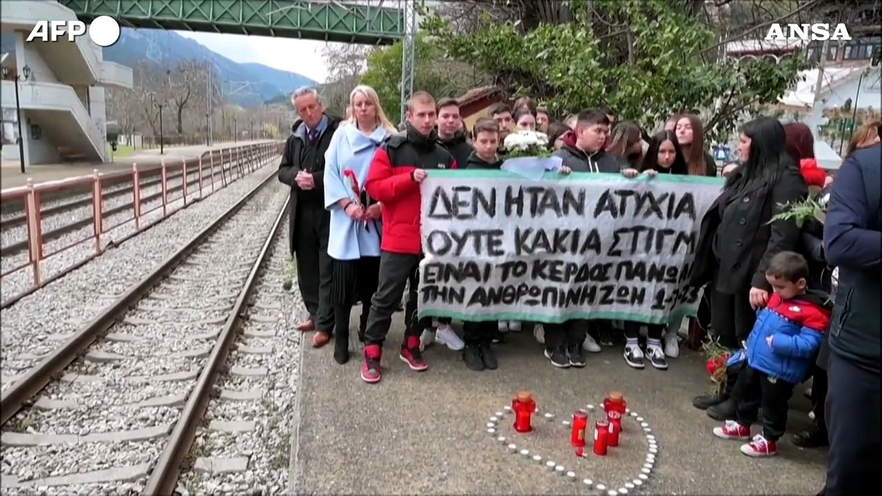 Disastro treni Grecia, a Rapsani deposti fiori sui binari per commemorare le vittime