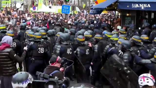 Parigi, corteo contro la riforma delle pensioni: tensioni con le forze dell'ordine