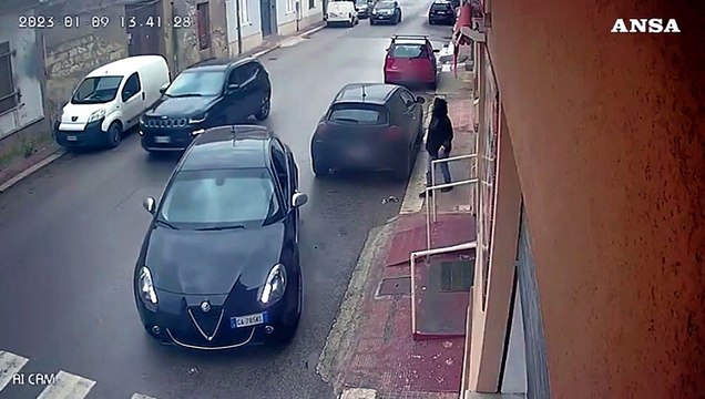 La coppia che ospitava Messina Denaro controlla la strada per dargli il via libera - Video