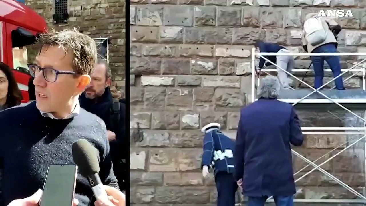 Imbrattato Palazzo Vecchio a Firenze, anche Nardella pulisce: "Sono dei barbari"
