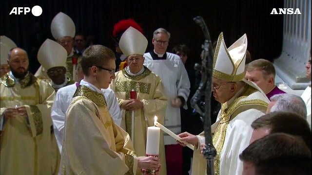 Veglia di Pasqua, Papa Francesco celebra la messa in San Pietro
