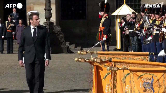 Macron in Olanda, cerimonia di benvenuto per il presidente francese