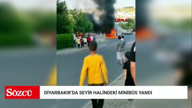 Diyarbakır’da seyir halindeki minibüs alev alev yandı
