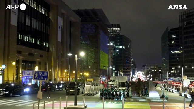 Un anno di guerra, i colori dell'Ucraina da Parigi a Bruxelles