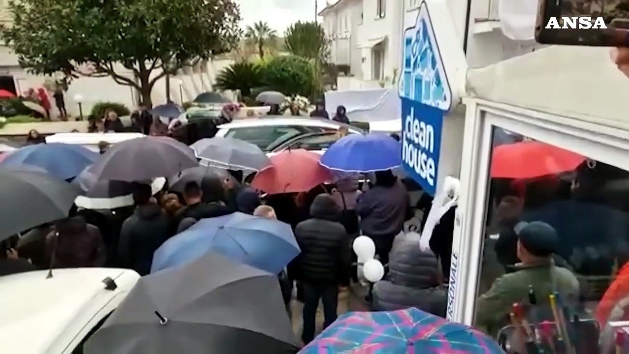 Ischia, palloncini colorati e applausi per l'ultimo saluto alla famiglia Monti