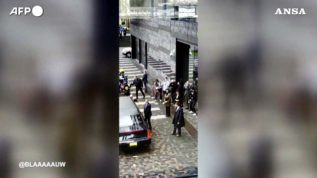 Amsterdam, manifestante bloccato dalla sicurezza all'arrivo di Macron all'universita'
