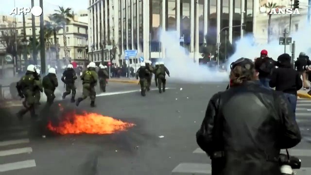 Incidente ferroviario in Grecia, scontri tra manifestanti e polizia ad Atene