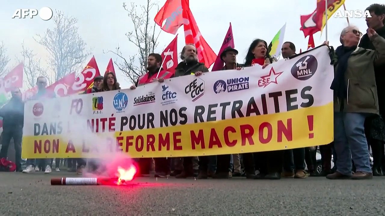 Macron scavalca il parlamento, caos sulle pensioni